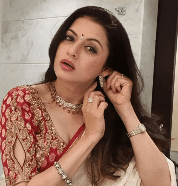 How did royal family member Bhagyashree emerge in to Bollywood industry?